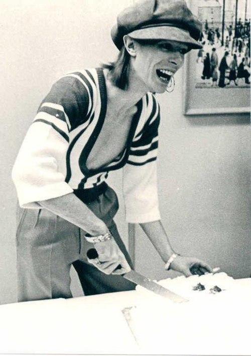 large.Bowiecake.jpg